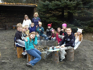 Fólk á öllum aldri hefur gagn og gaman af skógarfræðslu.
