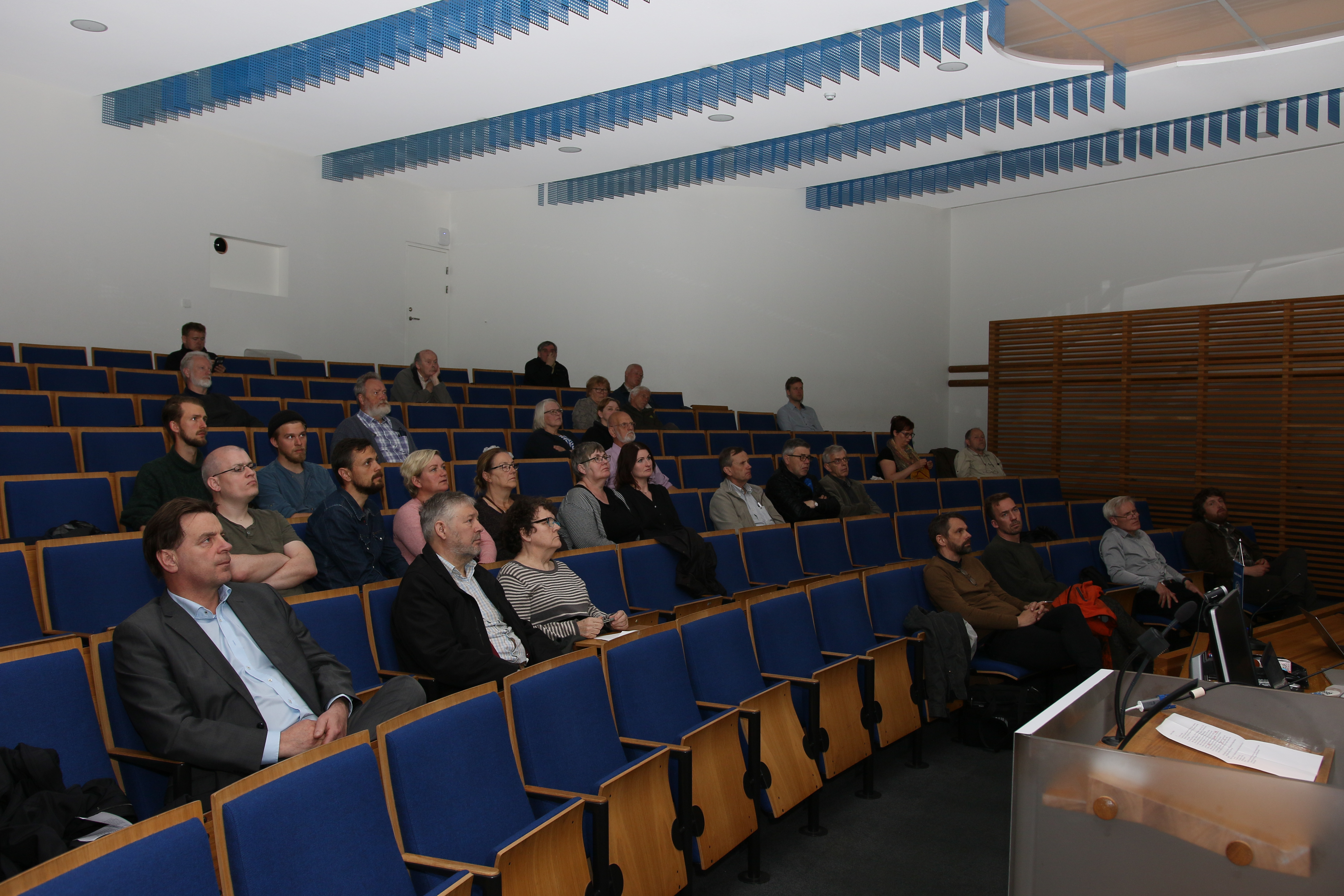 Séð yfir hóp fundarfólks á fundinum í Öskju.