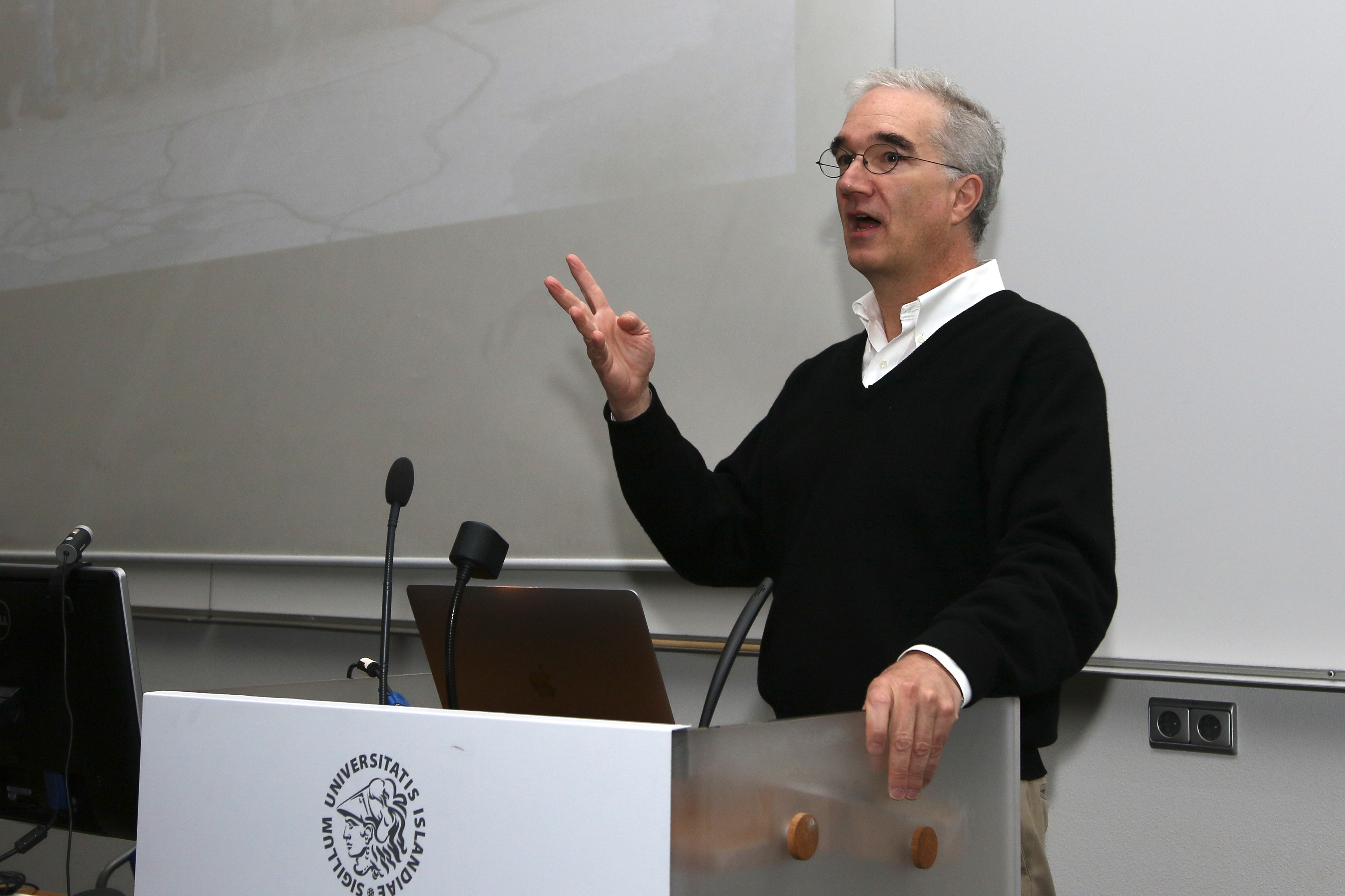 Ned Friedman flytur erindi sitt á fundinum í Öskju