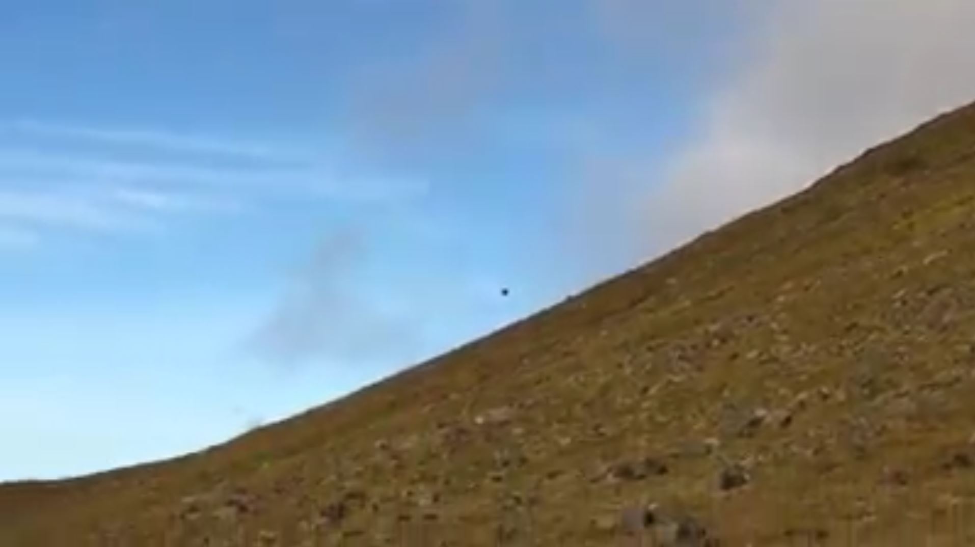 Eitt bjargið veltur niður hlíðina. Skjámynd úr myndbandi af fréttavefnum Vísi.