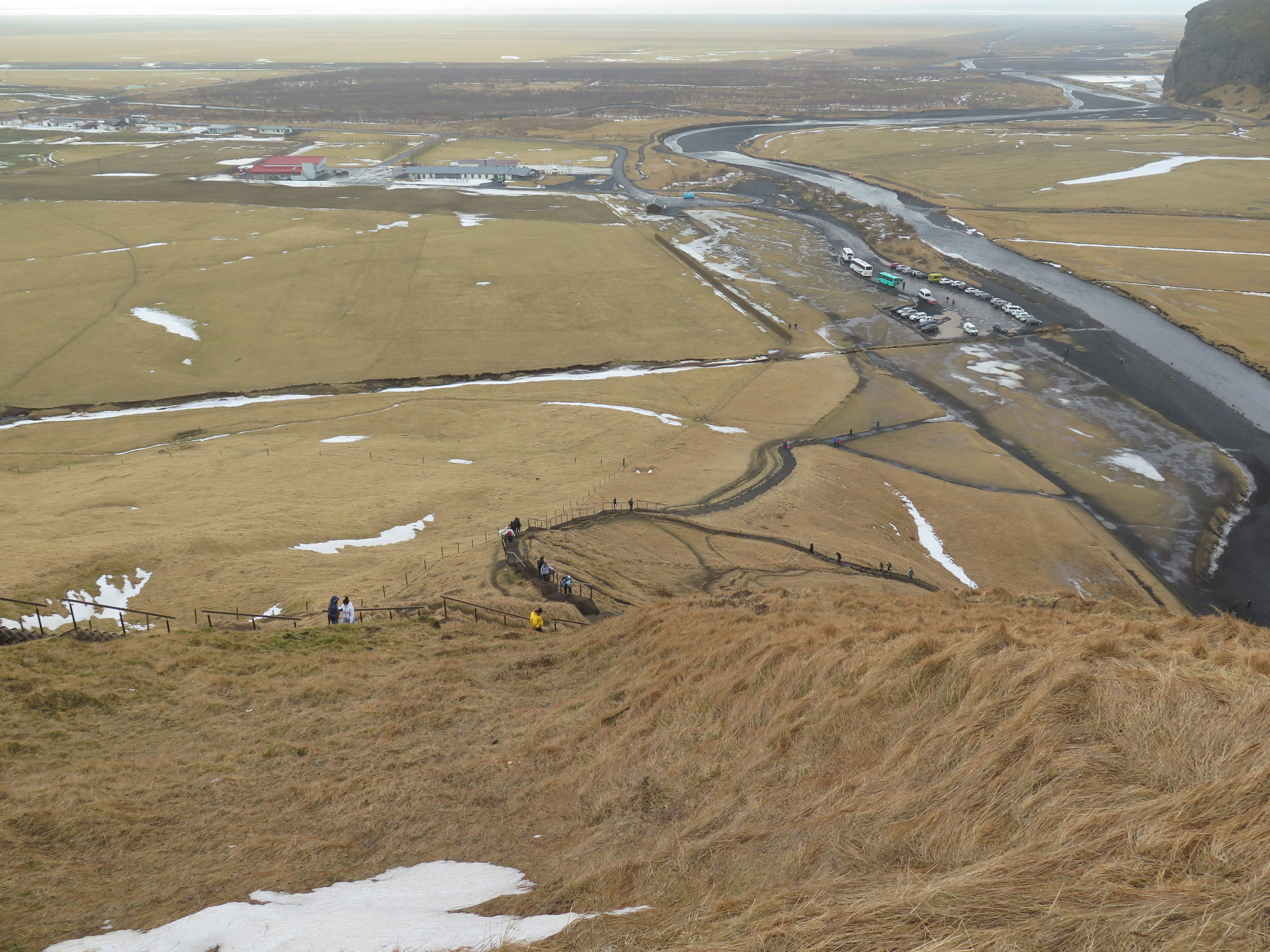 Horft niður að Skógum af brún Skógafoss. Fjær sést skóglendið sem skýlir svæðinu fyrir sunnan- og suðvestanáttum og þar með fyrir sandfoki. Wiki-mynd: BeFab4ever Horft niður að Skógum af brún Skógafoss. Fjær sést skóglendið sem skýlir svæðinu fyrir sunnan- og suðvestanáttum og þar með fyrir sandfoki. Wiki-mynd: BeFab4ever