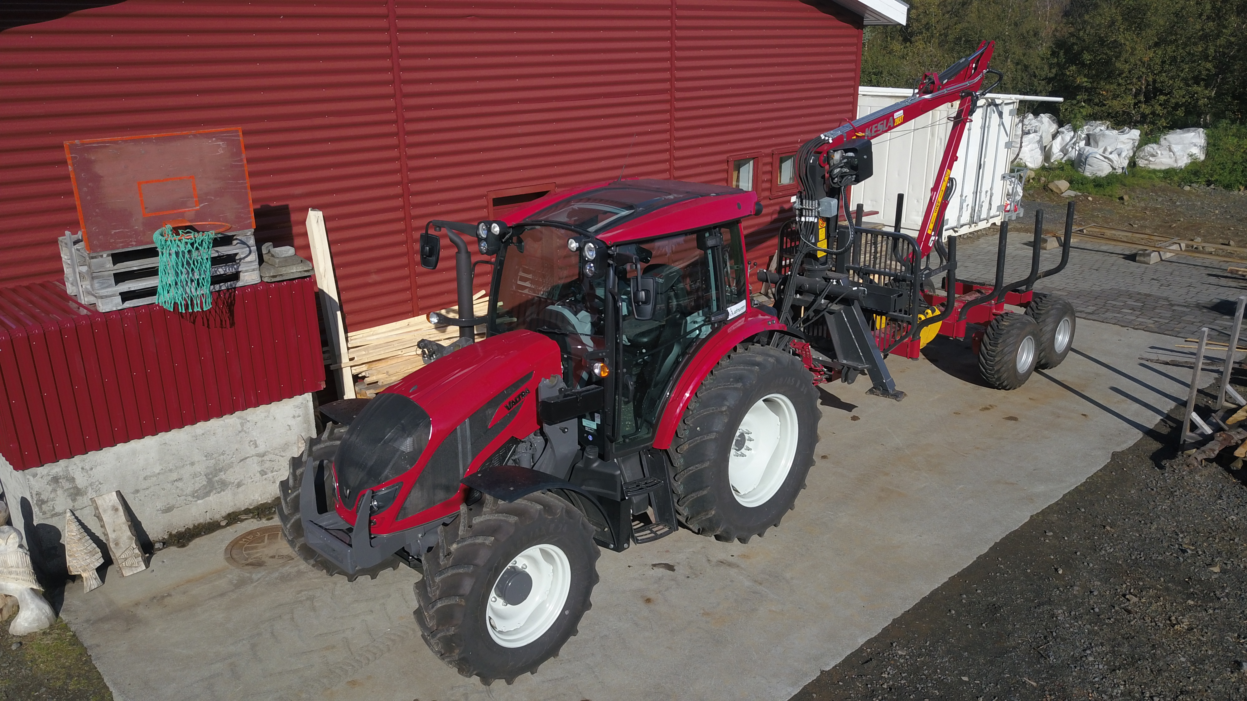 Dráttarvélin er af tegundinni Valtra A 114 en vagninn Kesla 92, hvort tveggja framleitt í Finnlandi. Ljósmynd: Hlynur Gauti Sigurðsson Dráttarvélin er af tegundinni Valtra A 114 en vagninn Kesla 92, hvort tveggja framleitt í Finnlandi. Ljósmynd: Hlynur Gauti Sigurðsson