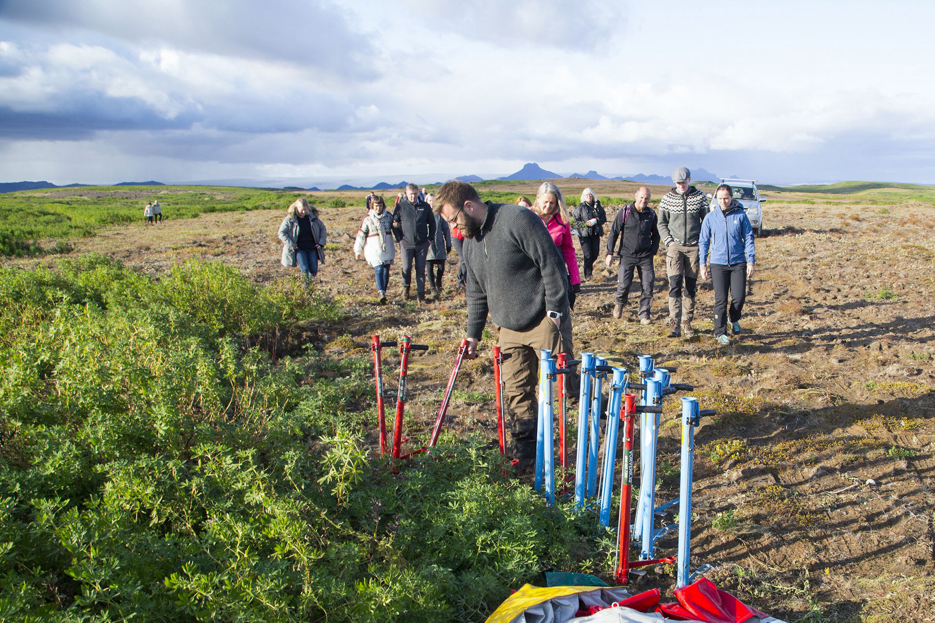 Trausti skógarvörður tekur til geispurnar fyrir gróðursetninguna. Ljósmynd af vef Birtu Trausti skógarvörður tekur til geispurnar fyrir gróðursetninguna. Ljósmynd af vef Birtu