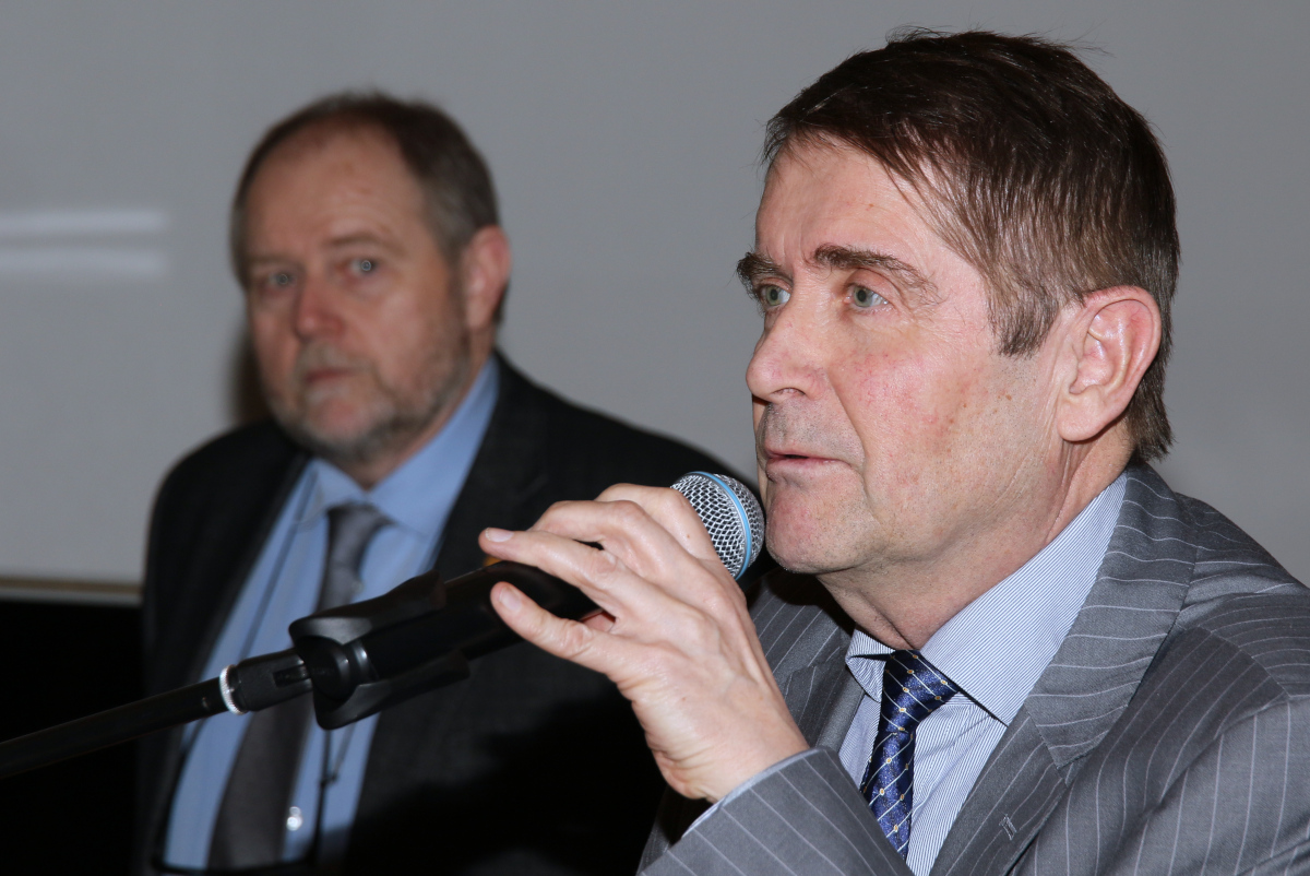 Böðvar Guðmundsson ávarpar starfsmannafundinn og þakkar fyrir farsæl ár hjá Skógræktinni og áður Suðurlandsskógum. Þröstur Eysteinsson fylgist með. Ljósmynd: Pétur Halldórsson Böðvar Guðmundsson ávarpar starfsmannafundinn og þakkar fyrir farsæl ár hjá Skógræktinni og áður Suðurlandsskógum. Þröstur Eysteinsson fylgist með. Ljósmynd: Pétur Halldórsson