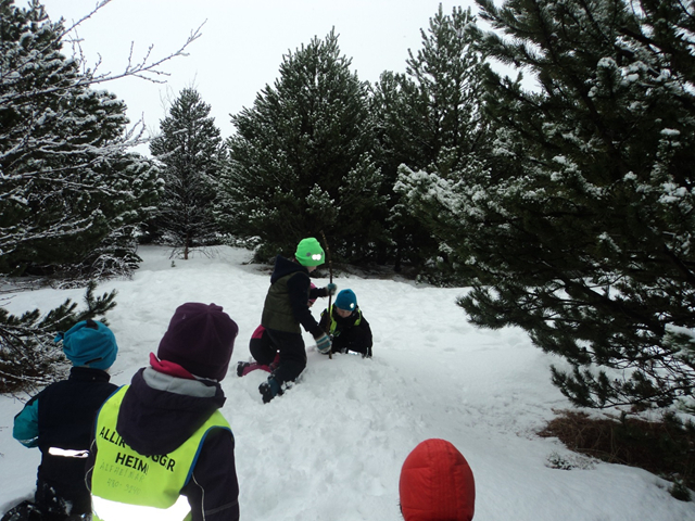 Börnin mæla snjódýpt. Ljósmynd: Anna Gína Aagestad