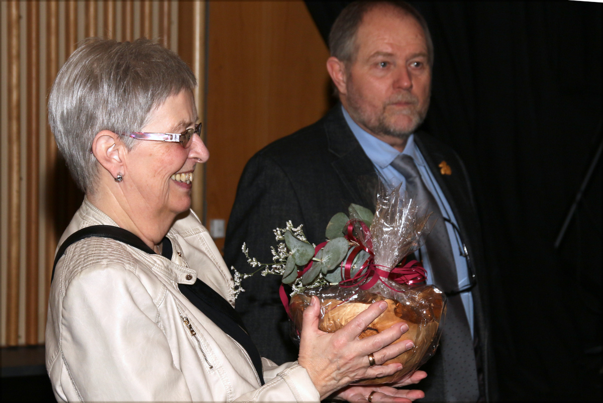 Margrét Guðmundsdóttir kvödd og þakkað fyrir áratuga farsæl störf. Þröstur Eysteinsson stendur hjá henni. Ljósmynd: Pétur Halldórsson Margrét Guðmundsdóttir kvödd og þakkað fyrir áratuga farsæl störf. Þröstur Eysteinsson stendur hjá henni. Ljósmynd: Pétur Halldórsson