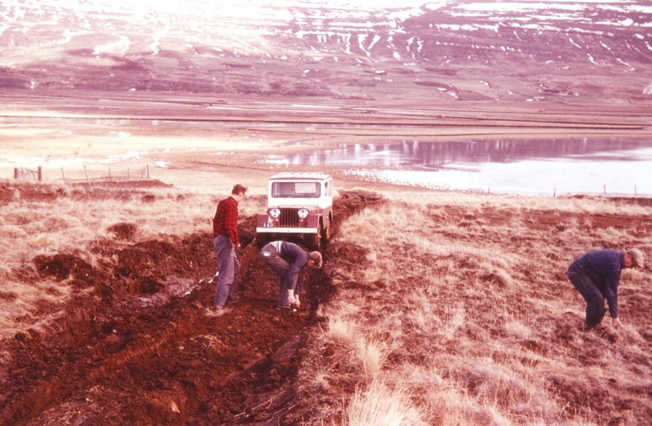 Elsta myndin er frá 1961, líklega úr ljósmyndum Jóns Dalmanns Ármannsonar. Lítið er farið að sjást af skógi og vegurinn svað þegar frost var að fara úr jörðu
