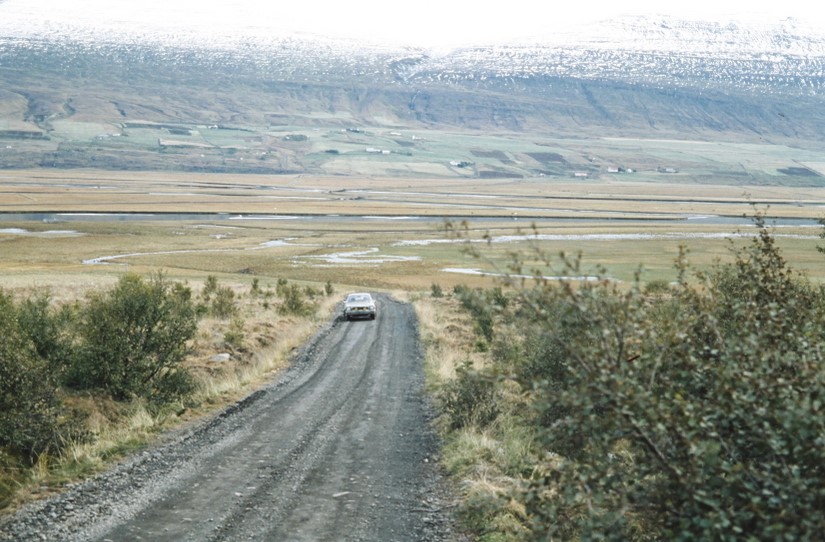 Mynd frá sama stað 1981. Töluvert hefur breyst, ekki bara vegurinn. Myndina tók líklega Hallgrímur Indriðason