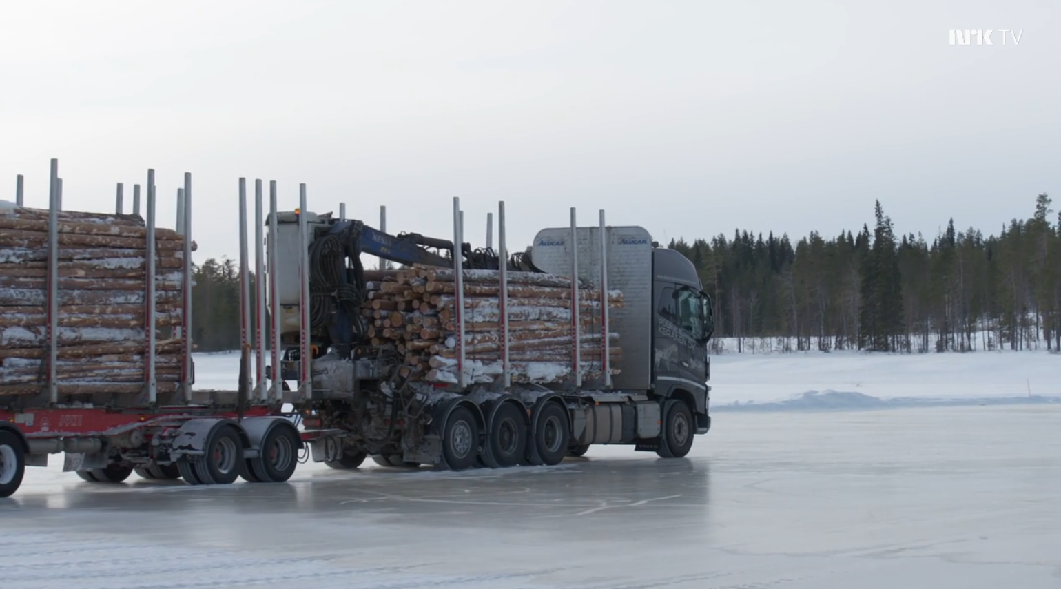 Bíllinn er ekki fulllestaður í reynsluferðinni en ísinn reynist traustur og dugar fyrir þær 199 ferðir sem farnar eru með timbur úr eyjunni þennan veturinn. Skjámynd úr þættinum Snow Show á NRK TV2 Bíllinn er ekki fulllestaður í reynsluferðinni en ísinn reynist traustur og dugar fyrir þær 199 ferðir sem farnar eru með timbur úr eyjunni þennan veturinn. Skjámynd úr þættinum Snow Show á NRK TV2
