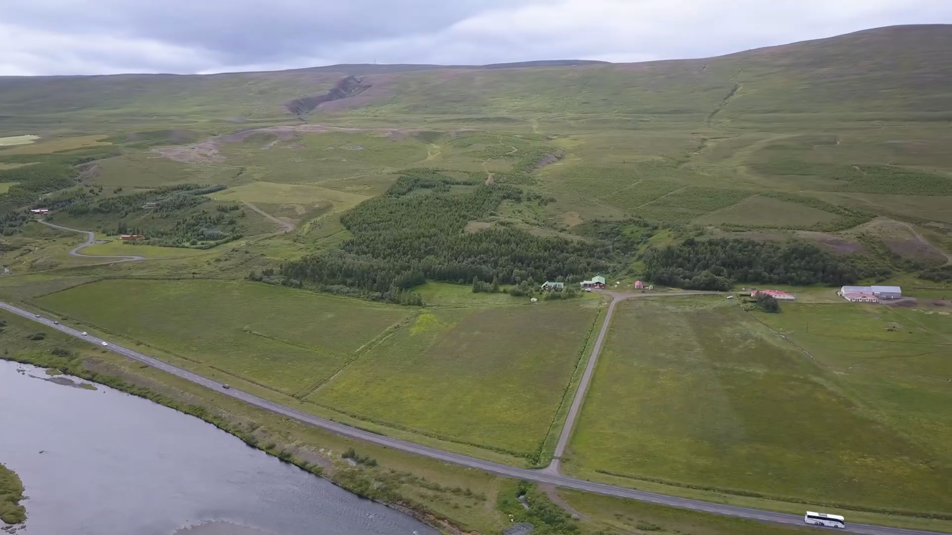 Víðifell er vestan megin í Fnjóskadal skammt sunnan Víkurskarðs. Skjámynd úr mynd Hlyns Gauta Sigurðssonar Víðifell er vestan megin í Fnjóskadal skammt sunnan Víkurskarðs. Skjámynd úr mynd Hlyns Gauta Sigurðssonar