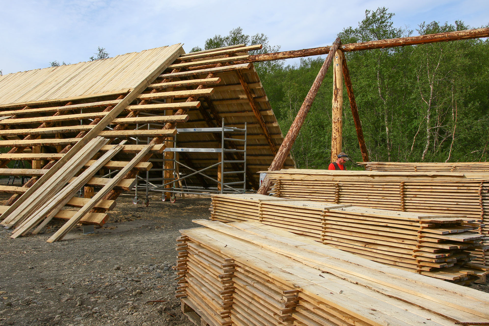Þakið á eldaskálanum í Vaglaskógi verður heldur brattara en í samsvarandi byggingu í Laugarvatnsskógi og meiri burður í þakinu vegna snjóþyngsla í Fnjóskadal. Timbrið er sitkagreni úr sunnlenskum þjóðskógum. Ljósmynd: Pétur Halldórsson Þakið á eldaskálanum í Vaglaskógi verður heldur brattara en í samsvarandi byggingu í Laugarvatnsskógi og meiri burður í þakinu vegna snjóþyngsla í Fnjóskadal. Timbrið er sitkagreni úr sunnlenskum þjóðskógum. Ljósmynd: Pétur Halldórsson
