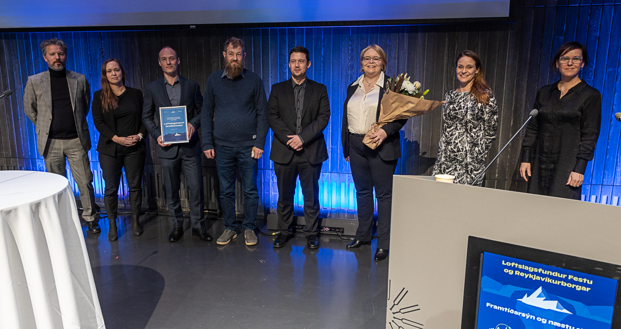 Fulltrúar Loftslagsvæns landbúnaðar ásamt Degi B. Eggertssyni borgarstjóra og Líf Magneudóttur, formanni dómnefndar. Ljósmynd: Dúi J. Landmark Fulltrúar Loftslagsvæns landbúnaðar ásamt Degi B. Eggertssyni borgarstjóra og Líf Magneudóttur, formanni dómnefndar. Ljósmynd: Dúi J. Landmark