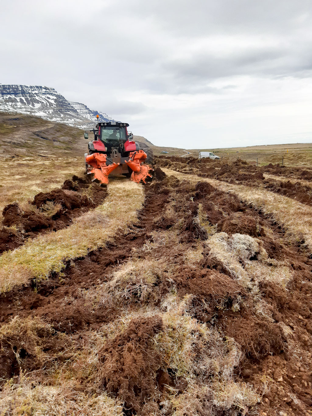 Jarðvinnsla á Ormsstöðum í Breiðdal sem One Tree Planted fjármagnar. Ljósmynd: Þröstur Eysteinsson Jarðvinnsla á Ormsstöðum í Breiðdal sem One Tree Planted fjármagnar. Ljósmynd: Þröstur Eysteinsson