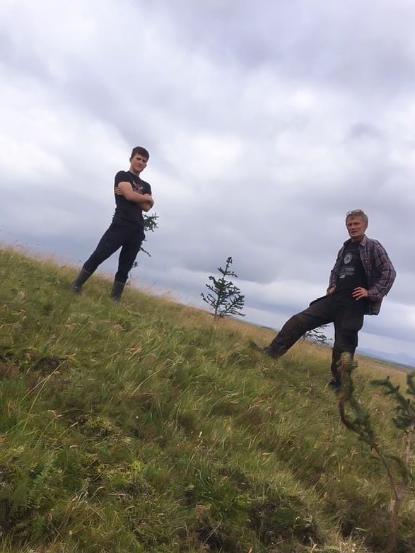 Kristinn ásamt syni sínum við gróðursetningu í Rokkskógi Íslands. Ljósmynd af Facebook-síðu Kristins Kristinn ásamt syni sínum við gróðursetningu í Rokkskógi Íslands. Ljósmynd af Facebook-síðu Kristins