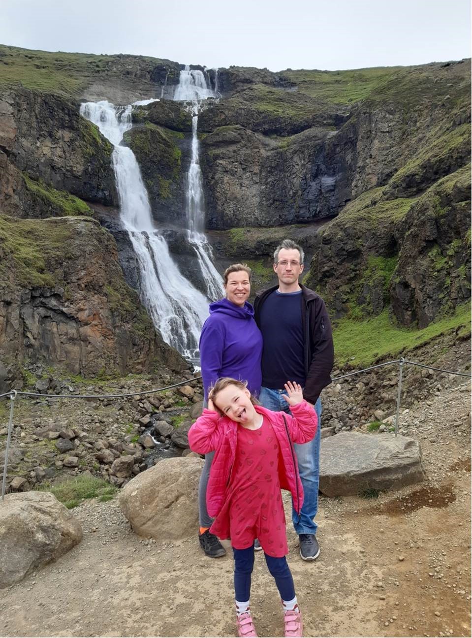 Borghildur Aðils og Ragnar Ingi Baldursson, bændur á Bollastöðum, ásamt dóttur sinni. Ljósmynd úr safni þeirra