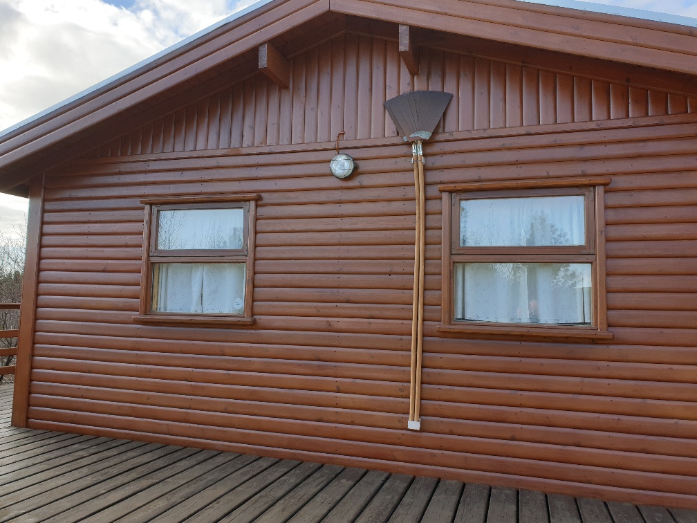 Tvær sinuklöppur festar á vegg sumarhúss, til taks ef eldur kviknar í gróðri. Mynd af vef Eldvarnamiðstöðvarinnar