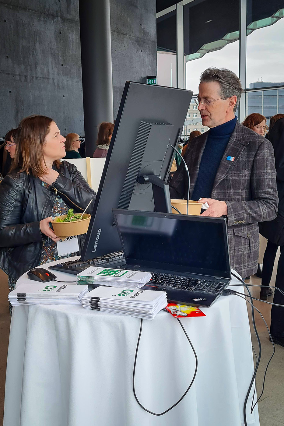 Arnór sýnir áhugasömum gesti hvernig Skógarkolefnisreiknir virkar. Ljósmynd: Edda S. Oddsdóttir Arnór sýnir áhugasömum gesti hvernig Skógarkolefnisreiknir virkar. Ljósmynd: Edda S. Oddsdóttir