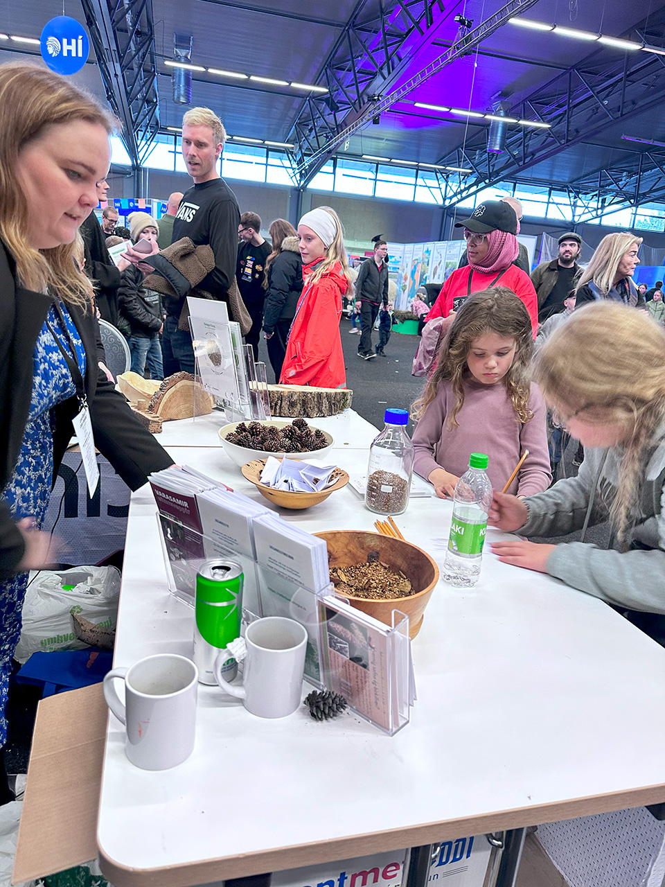 Börn spreyta sig á getrauninni hjá Brynju Hrafnkelsdóttur sérfræðingi. Ljósmynd: Edda S. Oddsdóttir
