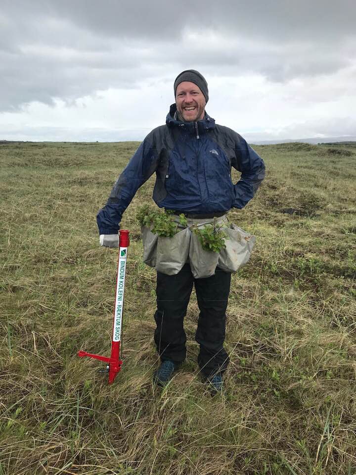 Mummi ráðherra með geispuna góðu sem Landssamtök skógareigenda færðu honum að gjöf á súpufundi með þingmönnum í vor sem leið. Ljósmynd: Aðalsteinn Sigurgeirsson Mummi ráðherra með geispuna góðu sem Landssamtök skógareigenda færðu honum að gjöf á súpufundi með þingmönnum í vor sem leið. Ljósmynd: Aðalsteinn Sigurgeirsson