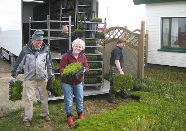 Jón Anton Magnússon og Auður Höskuldsdóttir taka við sendingu af skógarplöntum glöð í bragði. Ljósmynd: Sæmundur Þorvaldsson