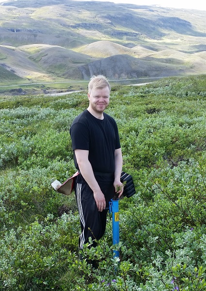 Haukur Guðmundsson vinnur mest að skógræktinni á Hrólfsstöðum. Hér er hann við gróðursetningu. Ljósmynd: Auður Jónsdóttir