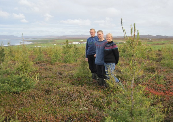 Skógarbændurnir á Valþjófsstöðum, Björn, Elisabeth og Eiríkur. í baksýn bærinn að Valþjófsstöðum og einnig sér til Kópaskers. Ljósmynd: Bergsveinn Þórsson