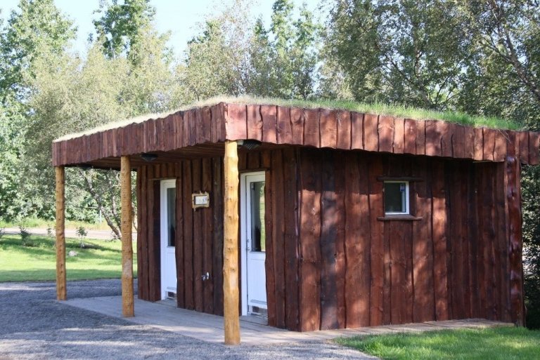 Snyrtingar eru í þessu fallega húsi sem klætt er með viði úr Kjarnaskógi.