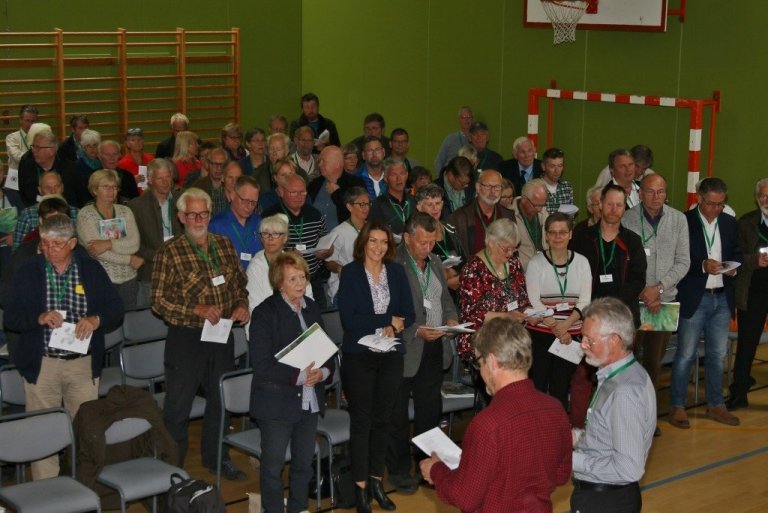 Söngur er órjúfanlegur þáttur í aðalfundum Skógræktarfélags Íslands og hér búa söngstjórarnir, Aðalsteinn Sigurgeirsson og Guðbrandur Brynjúlfsson, sig undir að stýra félögum sínum í söng.