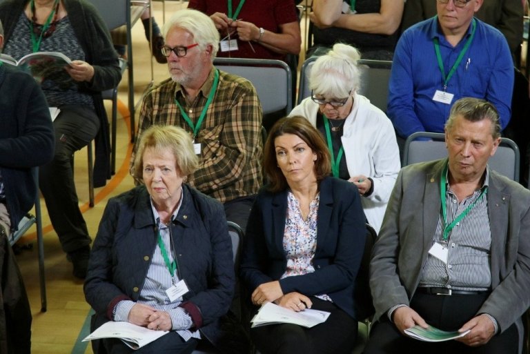 Frú Vigdís Finnbogadóttir er fastagestur á aðalfundum Skógræktarfélags Íslands. Hér situr hún við hlið Dagbjartar Jónsdóttur, sveitarstjóra Þingeyjarsveitar, og Degi Jóhannessyni, Skógræktarfélagi Suður-Þingeyinga.