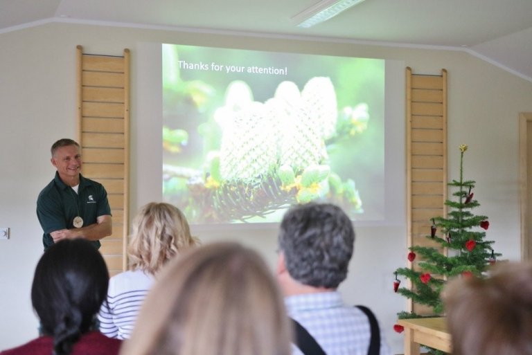 Bert Cregg frá ríkisháskólanum í Michigan ræðir um áhrif tiltekinnar efnameðferðar á köngla- og sprotavöxt jólatrjáa.