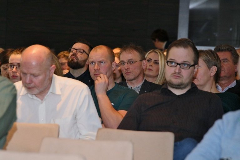 Húsfyllir var á loftslagsráðstefnunni í Bændahöllinni 5. desember. Í hópi fundarfólks voru m.a. allnokkrir þingmenn og embættisfólk auk áhugafólks og fulltrúa bænda, landgræðslu- og skógræktarfólks.