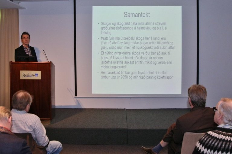 Arnór Snorrason, sérfræðingur á Rannsóknastöð skógræktar Mógilsá, tíundaði þá miklu möguleika sem felast í skógrækt til kolefnisbindingar á Íslandi. Arnór stýrir verkefninu Íslenskri skógarúttekt sem skilar tölum til Loftslagssamnings SÞ um bindingu í skóglendi á Íslandi.