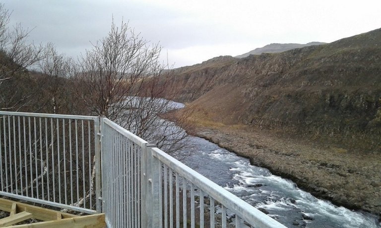 Nauðsynlegt var orðið að lagfæra útsýnisstað við Laxfoss í Norðurárdal enda vaxandi ágangur og traðk af ferðafólki. Útsýnisstaðurinn er nú öruggari en áður. Mynd: Valdimar Reynisson.