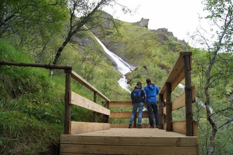 Ferðafólk í Klausturskógi er nú mun öruggara en áður var enda hefur aðstaðan verið bætt til muna. Hér sést til Systrafoss sem hefur mikið aðdráttarafl líkt og skógurinn sjálfur. Mynd: Hreinn Óskarsson.