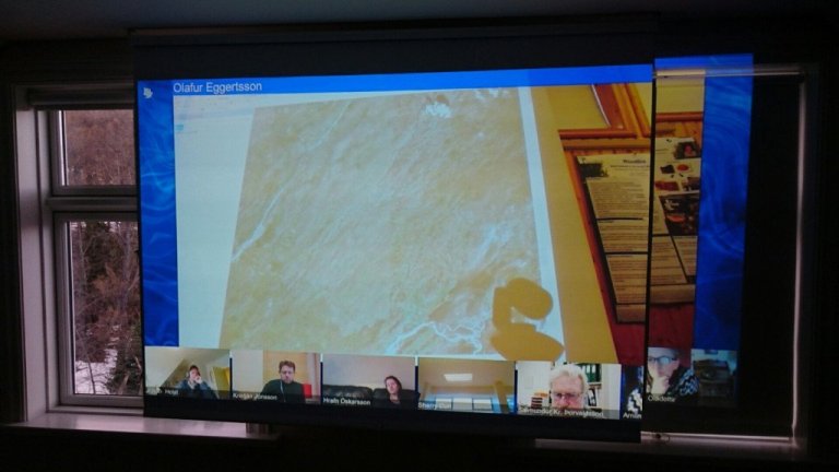 Þessari ljósmynd var smellt af sýningartjaldinu í Gömlu-Gróðrarstöðinni á Akureyri þar sem hluti af þátttakendum á námskeiðinu situr. Á tjaldinu er kort sem Björn Traustason er að fjalla um en í litlu gluggunum neðst sjást þátftakendur hver á sínum stað á landinu. Mynd: Pétur Halldórsson.