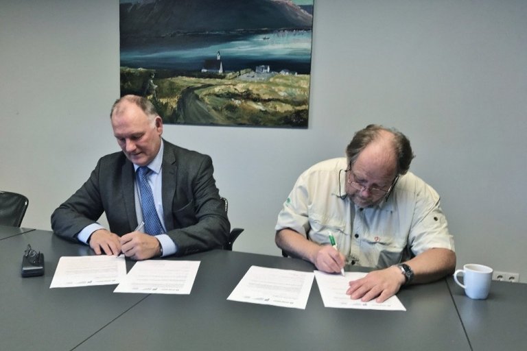 Samningurinn undirritaður.