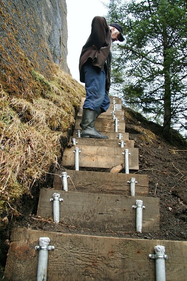 Íslenskt timbur og endurnýtt rör nýtt í tröppur í Klausturskógi. Mynd: Hreinn Óskarsson.