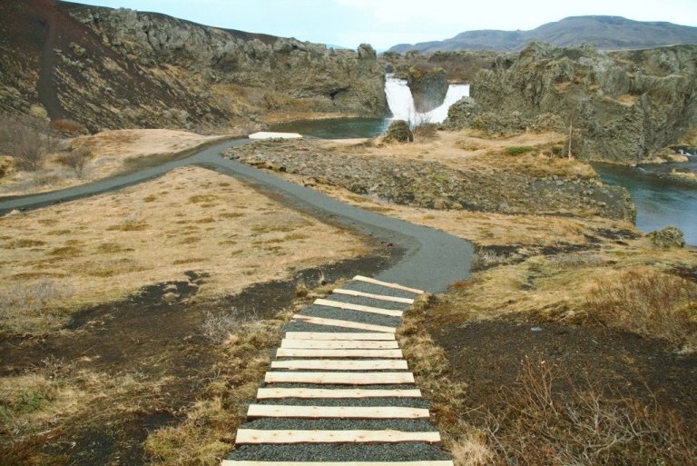 Við Hjálparfoss hefur Skógræktin stöðvað rof vegna átroðnings ferðamanna með því að nýta íslenskan við og jarðefni til stíga- og pallagerðar. Mynd: Hreinn Óskarsson.