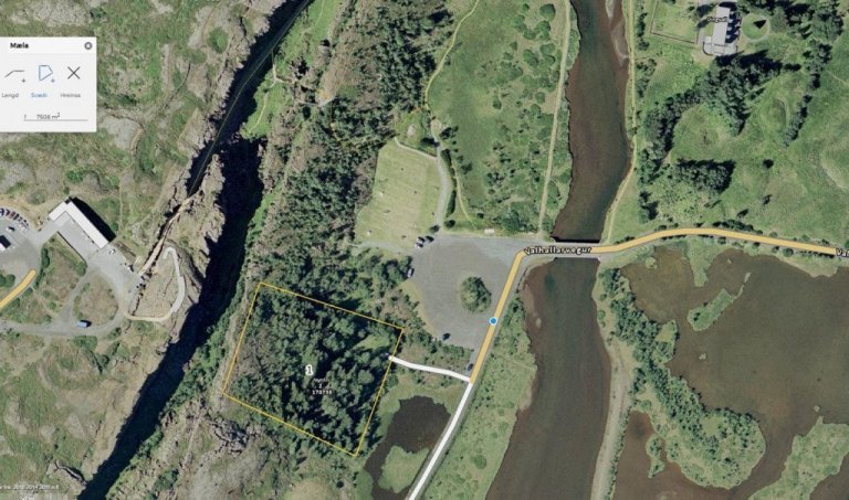 Loftmynd af svæðinu. Reiturinn sem rætt er um er markaðaður með gulum ramma á myndinni.