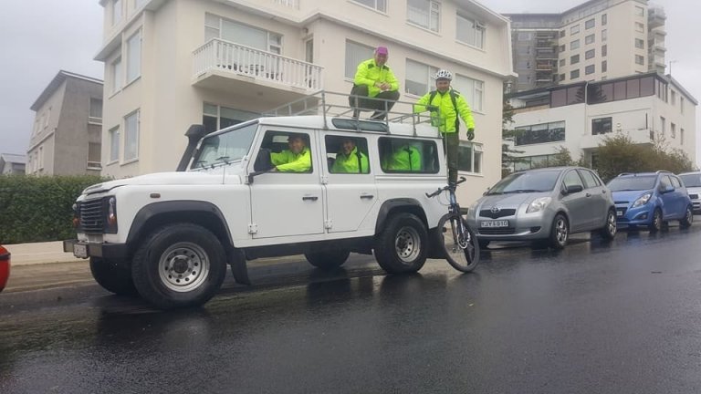 Gulir jólasveinar, ... nei, ég meina hjólarar máta sig í og á liðsbílinn.