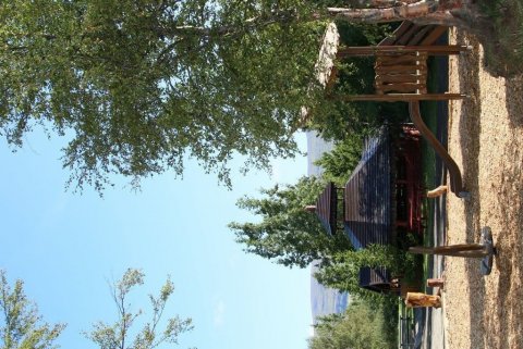 Vönduð leiktæki úr viði eru á Birkivelli..