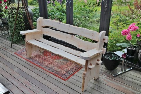 Listilega smíðaður bekkur úr ókantaðri furu frá Giljalandi. Mynd: Sigurður Ólafsson.