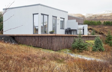 Sökkullinn undir pallinum við þetta gistihús er klæddur með heimasöguðu timbri. Mynd: Sigurður Ólafsson.