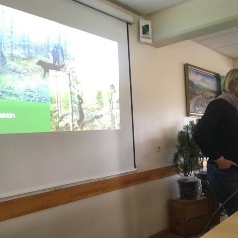 Sigríður Júlía Brynleifsdóttir, sviðstjóri skógarauðlindasviðs Skógræktarinnar, flytur erindi um stöðu mála og helstu verkefni í skógarþjónustunni. Ljósmynd: Hlynur Gauti Sigurðsson