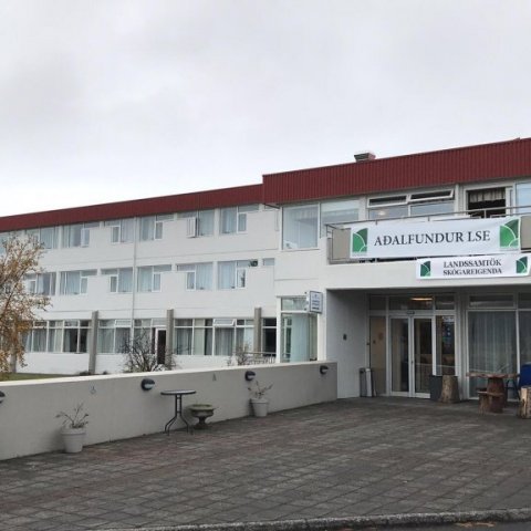 Hótel Kjarnalundur skreytt merki og nafni Landssamtaka skógareigenda í tilefni aðalfundarins. Ljósmynd: Hlynur Gauti Sigurðsson