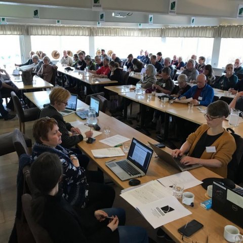 Jóhann Gísli Jóhannsson, formaður LSE, sést hér lengst til vinstri tala til aðalfundarfólks. Ljósmynd: Hlynur Gauti Sigurðsson 