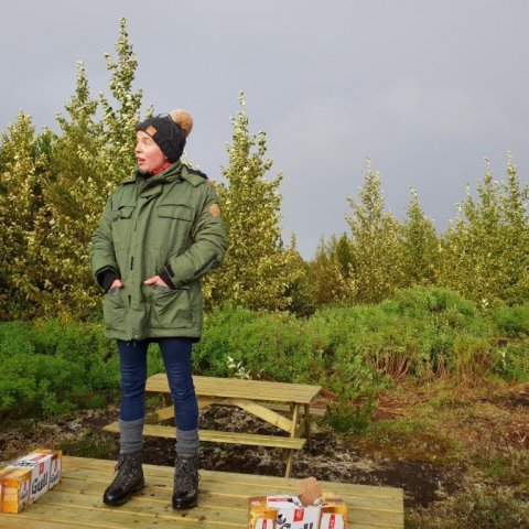 Sigríður Heiðmundsdóttir, fyrrverandi formaður Skógræktarfélags Rangæinga, segir frá ræktun Bolholtsskógar. Ljósmynd: Ragnhildur Freysteinsdóttir