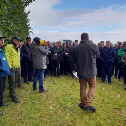 Bjarni Diðrik Sigurðsson segir frá grisjunartilraunum í asparreit í Gunnarsholti. Ljósmynd: Ragnhildur Freysteinsdóttir