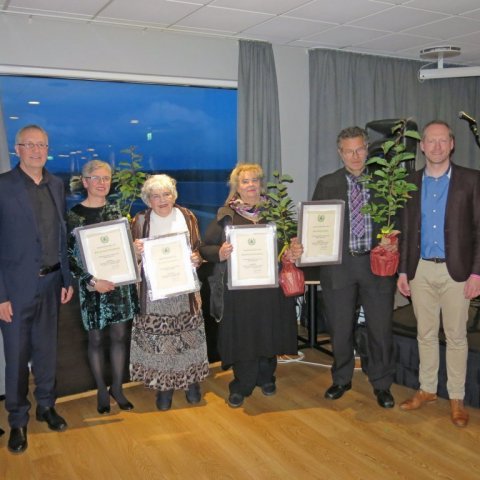 Félagar í Skógræktarf. Rang. heiðraðir. F.v.: Jónatan Garðarsson, form. SÍ, Sigríður Heiðmundsdóttir (f.h. Klöru Haraldsdóttur), Sigurvina Samúelsdóttir, Sigurbjörg Elimarsdóttir, Sveinn Sigurjónsson og Guðmundur I. Guðbrandsson ráðherra sem afhenti.