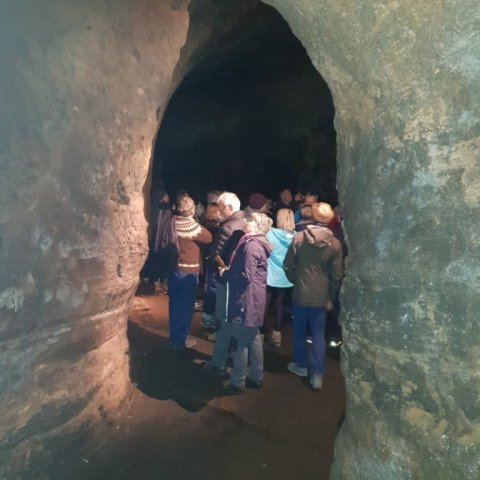 Fundargestir skoða sig um í Hellnahelli, sem er lengsti manngerði hellir á Íslandi. Ljósmynd: Ragnhildur Freysteinsdóttir